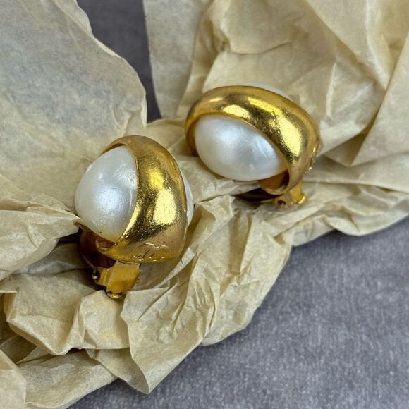 Chanel Vintage 93a Large Faux Pearl Gold Clip On Earrings - Picture 1 of 16